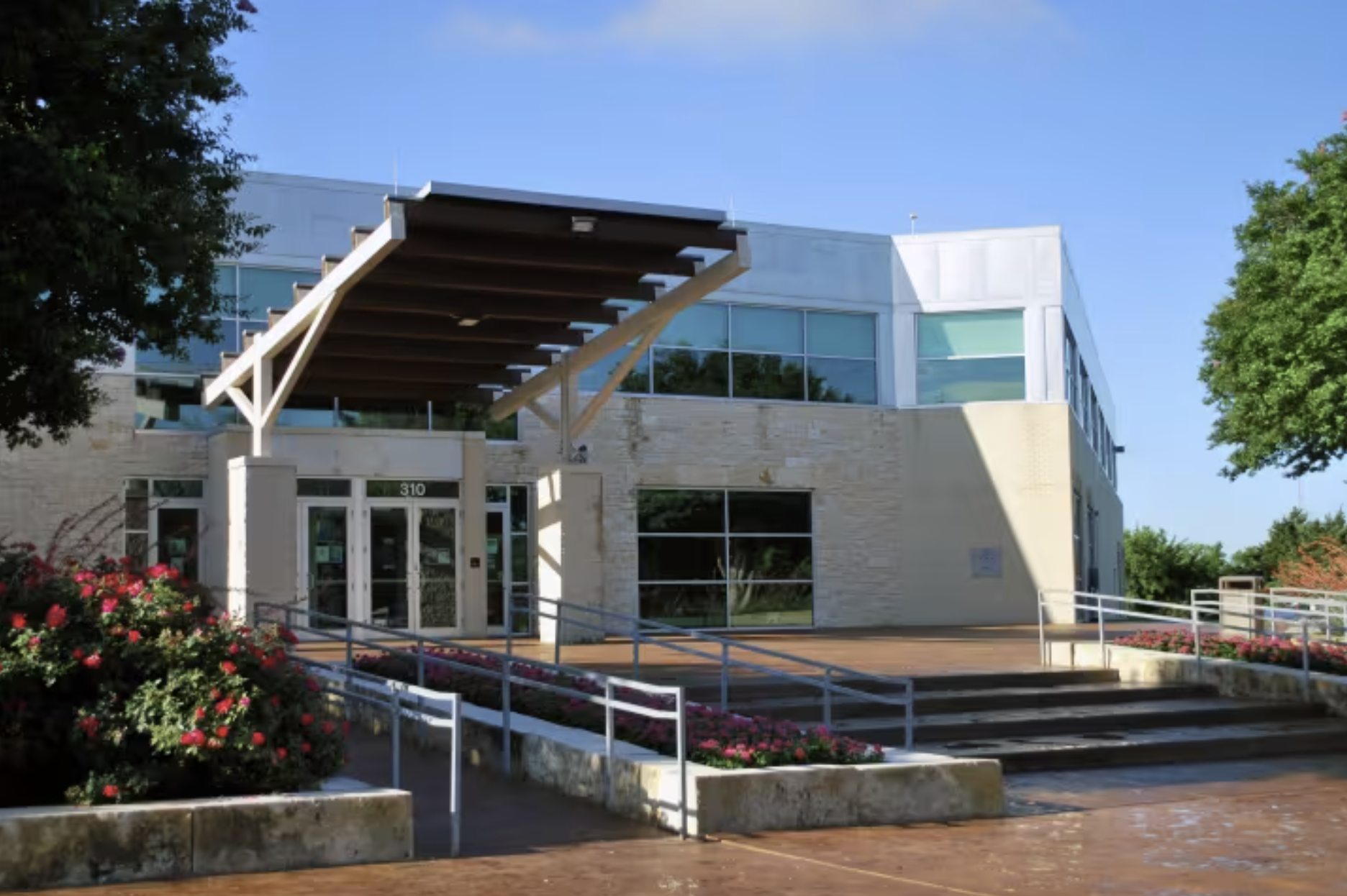 Front exterior of the Alan E. Sims Recreation Center in Cedar Hill, Texas.